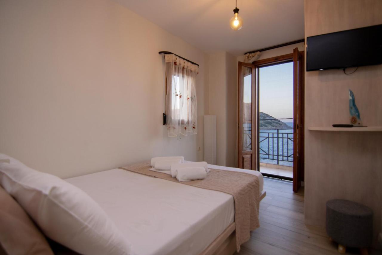 The Island House - Family Size Apt - Overlooking The Aegean - 3 Steps From The Beach モコロス エクステリア 写真